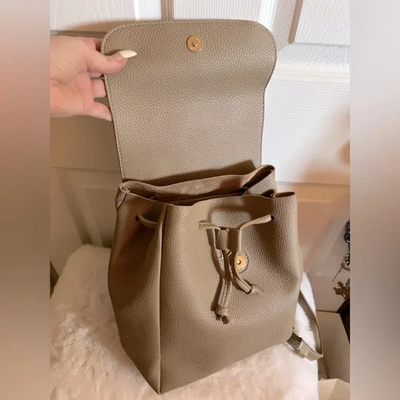 Tan pebble faux leather medium backpack bag beige - Picture 3 of 10